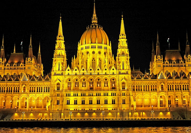 budapest at night, parliament, danube, ship passage, passby, middle section, dome