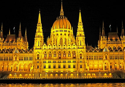 Budapeszt nocą, Parlament, Dunaj, przejście statku, passby, część środkowa, Kopuła