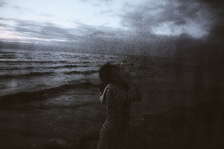 γυναίκα, στέκεται, κοντά σε:, σώμα, νερό, Περίληψη, σύννεφο