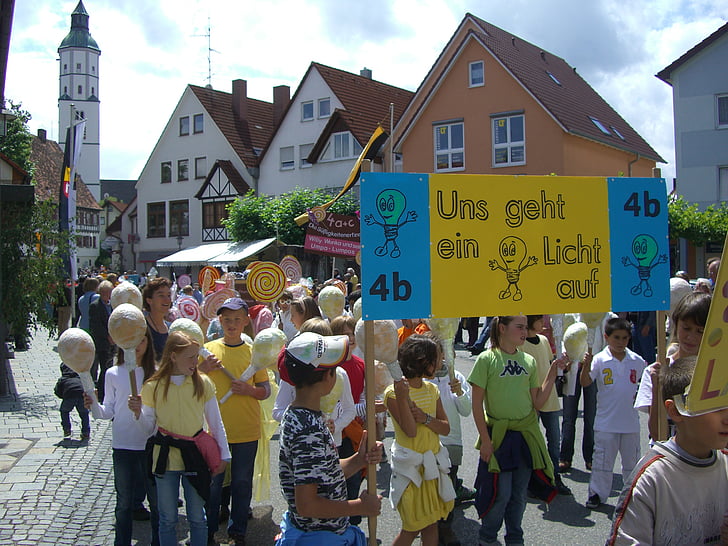 Kinderfest in Langenau, bewegen, bunte, Martin-Turm, Menschen