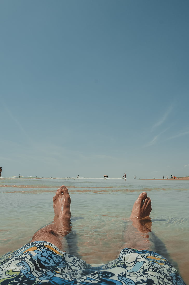 Playa, cielo azul, agua clara, gotas, pies, fresco, humano