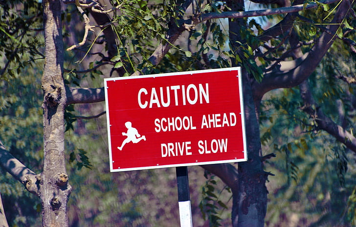 Figyelmeztetés, cégtábla, Figyelmeztetés, iskola előtt, jel, Igazgatóság, előre