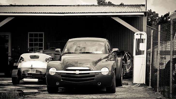grayscale, fotografi, Mobil, Mobil, Vintage, garasi, jalan masuk
