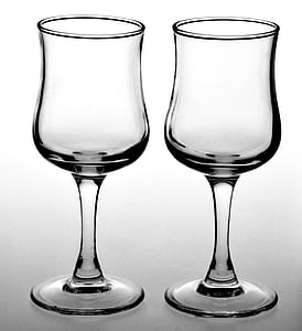 stikls, balts fons, melna līnijām, kausu, sarkanā vīna glāzi