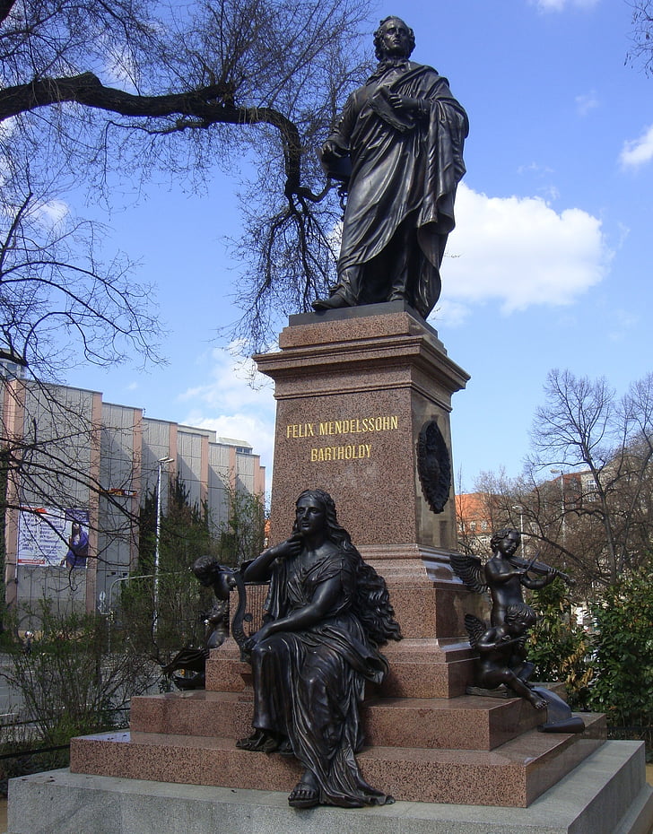 Mendelssohn-monument, Mendelssohn, monument, Leipzig, bronzen beeld, stenen base, bezoekplaatsen