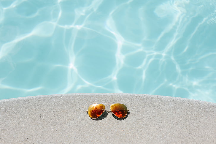 авиаторски слънчеви очила, бетонна повърхност, басейн, отдих, отражение, курорт, слънце