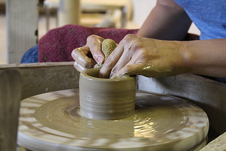 Potter, argile, mains, roue, céramique, forme, artiste
