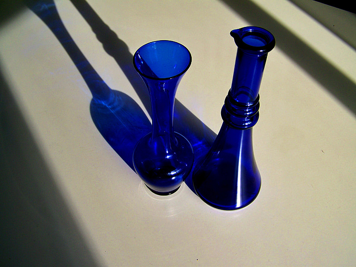objets en verre bleu, légère ombre, ornements
