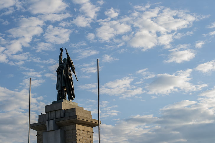 estatua de, Brno, cielo, nubes, ciudad, Monumento, Checo