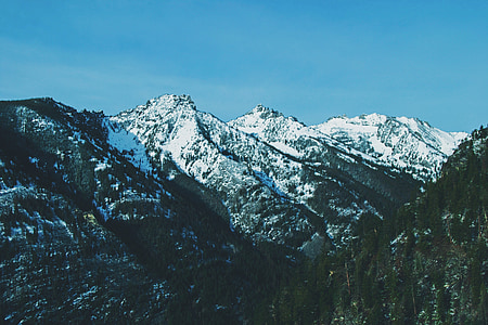 βουνά, κορυφές, λόφοι, κοιλάδες, δέντρα, χιόνι, μπλε