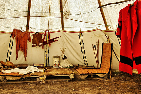 indienne, tente, en cuir, scène, vêtements, matériel, à l’intérieur