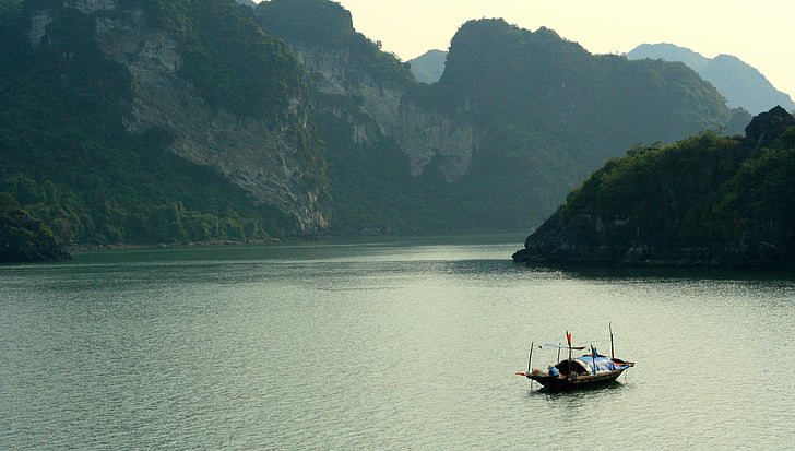 ha long bay, barca, Vietnam, carstice