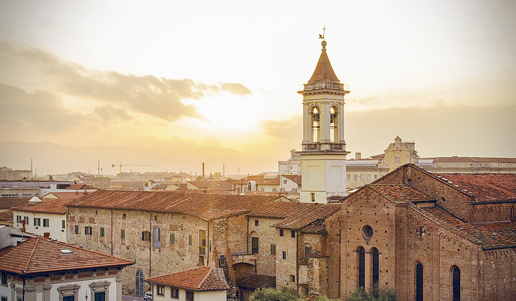 Saulėlydis, miesto peizažas, varpinės bokštas, Prato, Italija, oranžinė, bažnyčia