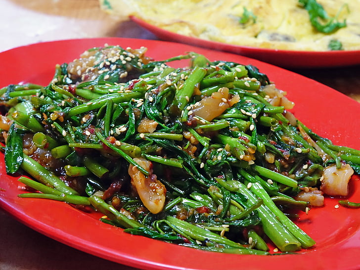 Spinaci dell'acqua, kangkong, peperoncini rossi sambal, vegetale, saltati in padella, piccante, verde