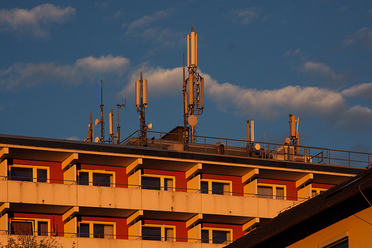 Fassade, Masten, Telekommunikation, Mobilfunkmasten, Fernmeldeturm, Antennen, Turm