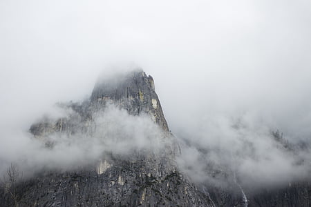 グレー, 石, 山, ロック, 覆われています。, 噴火, 霧
