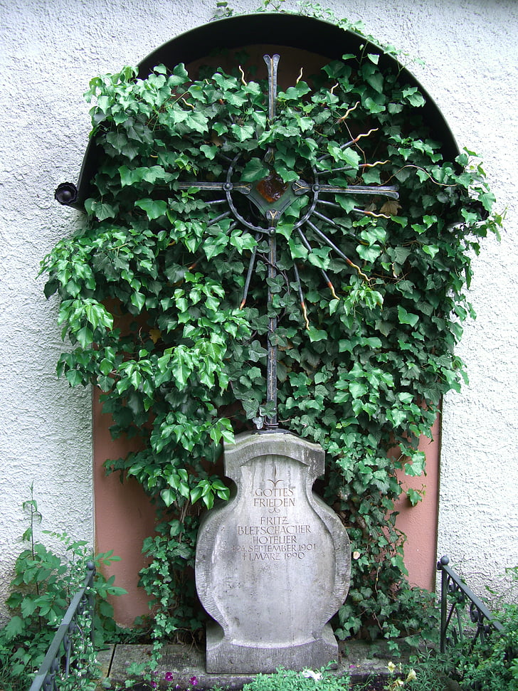 Allgäu, Füssen, starý cintorín, tepané železo cross, dekorácie