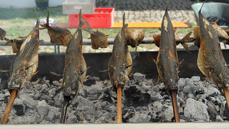 Steckerlfisch, makrela, gril, ryby, dřevěné uhlí, oheň, jídlo