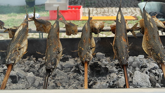 steckerlfisch, makrela, gril, ryby, drevené uhlie, oheň, jedlo
