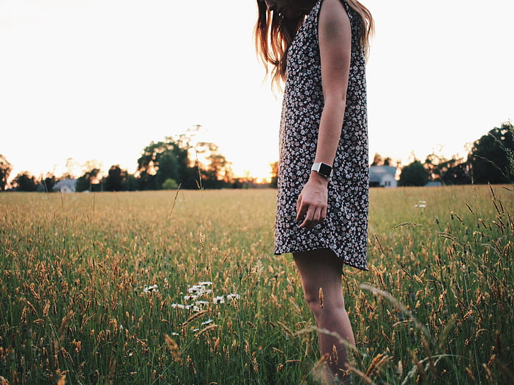 жена, носенето, смяна, рокля, постоянен, трева, поле