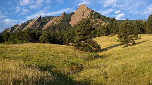 Boulder, Colorado, letališča Chautauqua, flatirons, spredaj obseg, gore, travnik