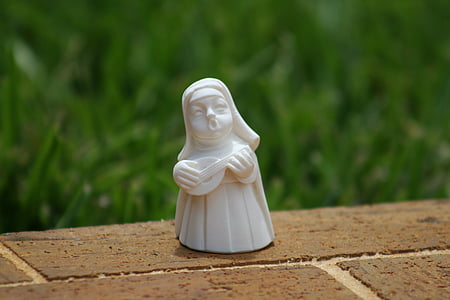sjungande nunnan, spelar gitarr nunna, katolska, religiösa, staty