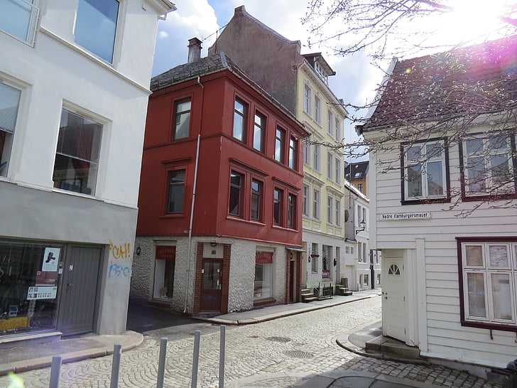 az út a bergen station, Nordic piros ház, street. Bergenben csendes.