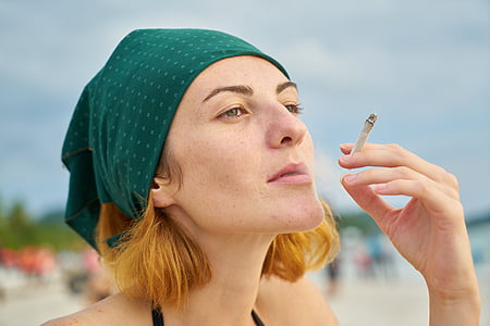 kvinnors, cigarett, Vacker, stranden, skadliga, kusten, beroende