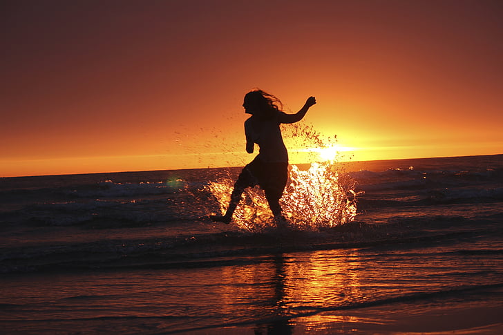 femme, heureux, mer, eau, coucher de soleil, vacances, nager