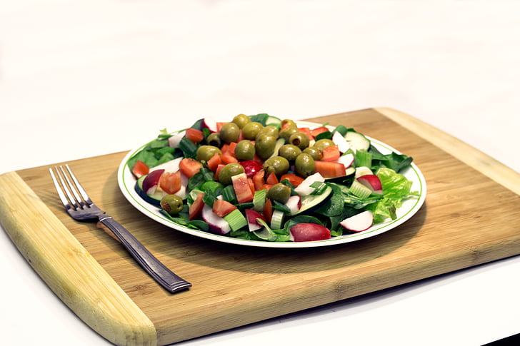 salotos, salotų lapai, alyvuogės, sveikatos, mityba, pomidorai, agurkai