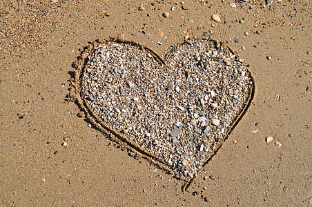 širdies, smėlio, akmens širdį, atostogų, meilė, paplūdimys, sveikinimo atvirukas