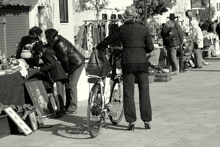 marché aux puces, femme, vélo, talons aiguilles, Venezia, gens, bonne affaire