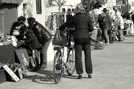fleamarket, femeie, biciclete, tocuri cui, Venezia, oameni, buna afacere