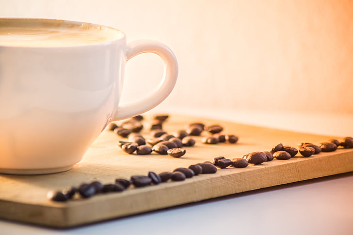 Kofeín, cappuccino, káva, kávové zrná, šálka kávy, pohár, tmavé