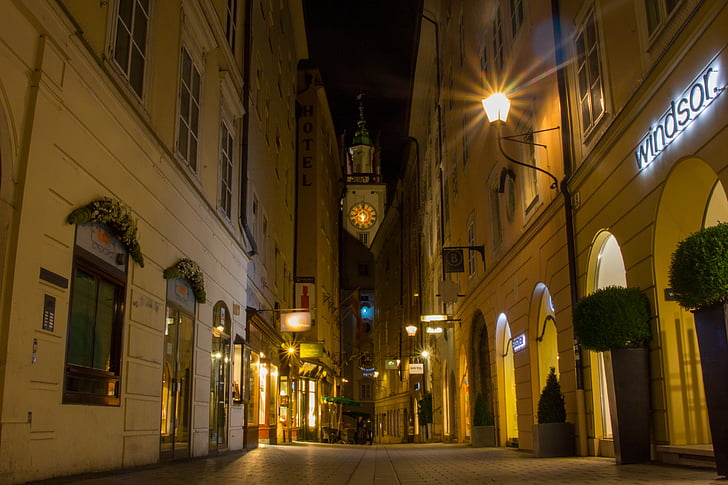 Salzburg, vanha kaupunki, kuja, Mozartin kaupunki, Itävalta, yö valokuva, Sigmund-haffner-gasse