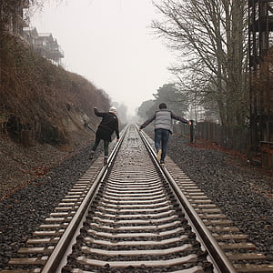 deux, personne, marche, chemin de fer, en journée, gens, rails de train