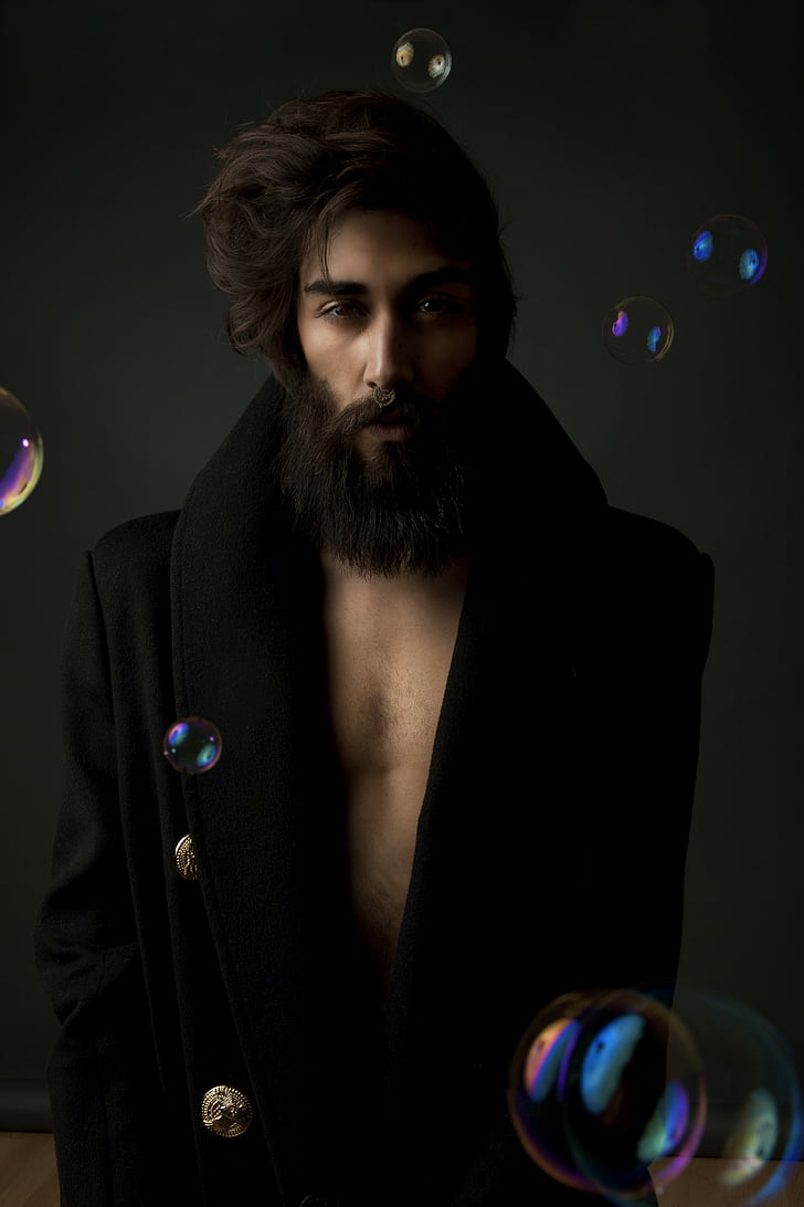 homem, vestindo, casaco, bolhas, barba, cabelo, no peito