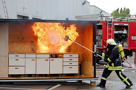 ไฟไหม้, feuerloeschuebung, ไฟไหม้ห้องครัว, เปลวไฟ, นักดับเพลิง, น้ำ, เปลวไฟพุ่งสมาธิ