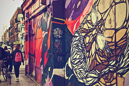 πρόσωπο, στέκεται, κοντά σε:, τοίχου, γκράφιτι, της ημέρας, τέχνη