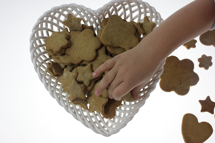 gingerbread, the child's hand, sweets, child and sweets, pastries, cookies, lakomka