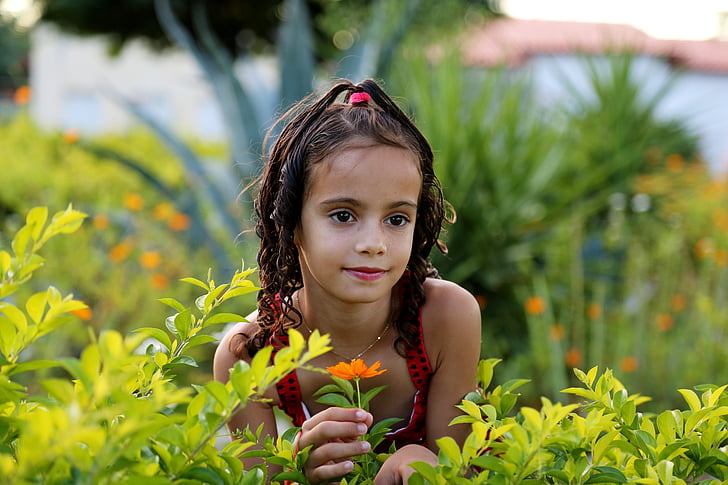 chica en el jardín, modelo, niño, familia, hierba verde, vestido rojo, jardín