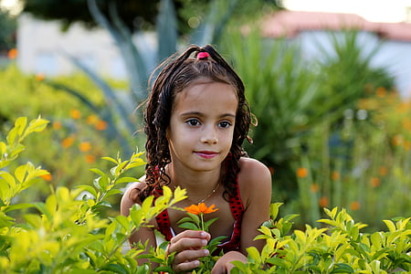 mergaitė sode, modelis, vaikas, šeima, žalia žolė, raudona suknelė, sodas