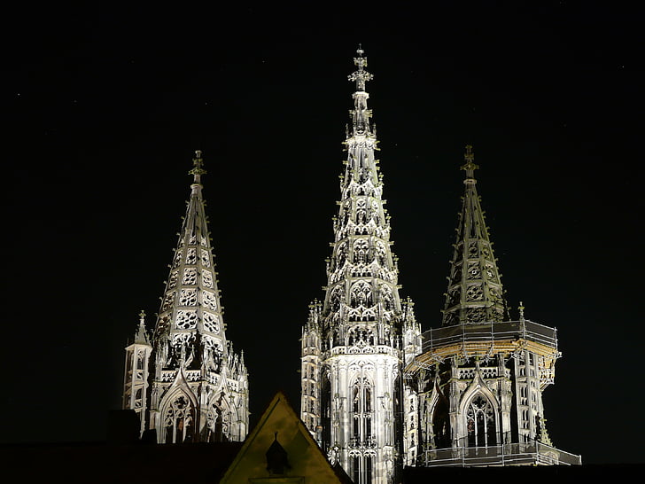 Ulm katedrāle, nakts fotogrāfijā, smailes, torņi, izgaismotas, elle, Münster