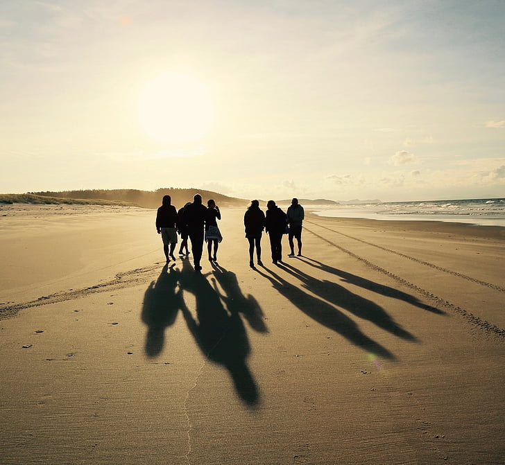 gens, océan, rive, plage, silhouettes, ombres, sable