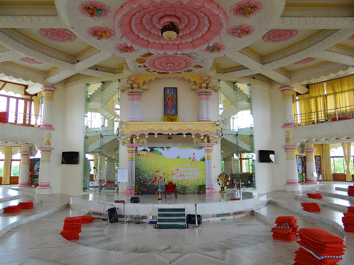 umenie žiť, medzinárodné centrum, meditačné hala, interiér, spiritualita, Bangalore, Karnataka