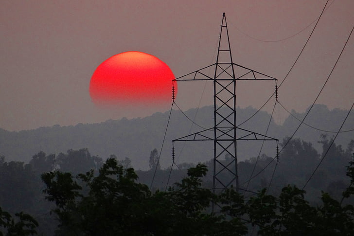 Saulėlydis, elektros stulpas, elektrinės bokštas, kalnai, Ukmerges rajonas, Karnataka, Indija