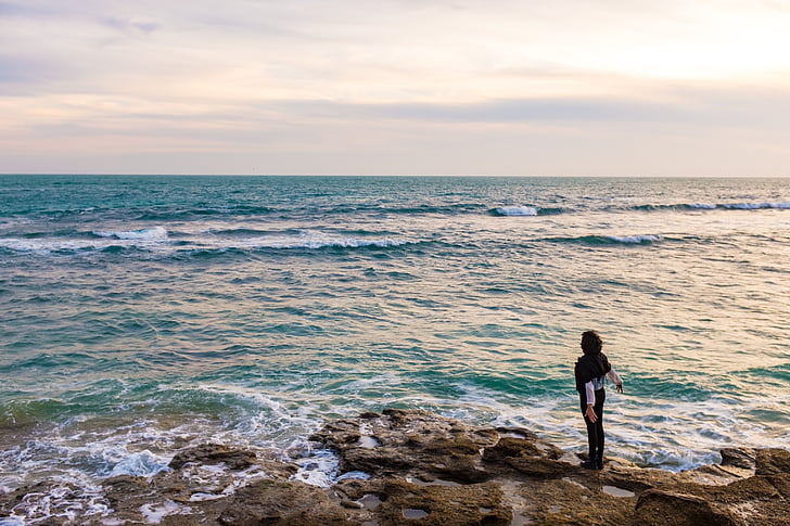 pessoa, em pé, rocha, ao seu lado, oceano, praia, pedras