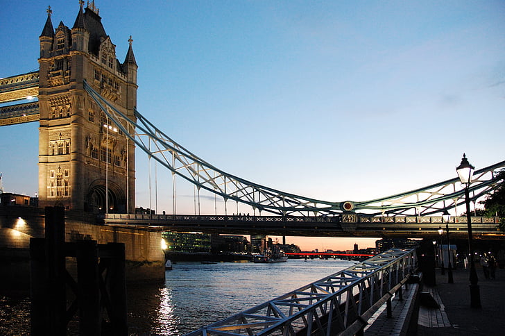 Londen, de waterkant, Tower bridge, weergave, avond