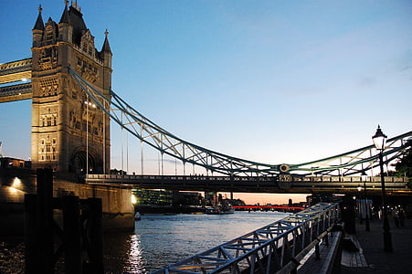 London, na rivi, toranj mosta, Prikaz, večer
