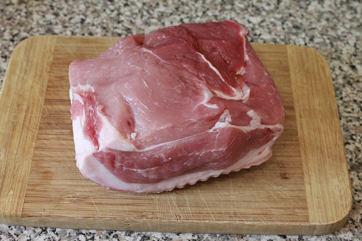 rôti de porc, croûtes de la République fédérale d’Yougoslavie, viande, RAW, morceau de viande, alimentaire, planche de bois